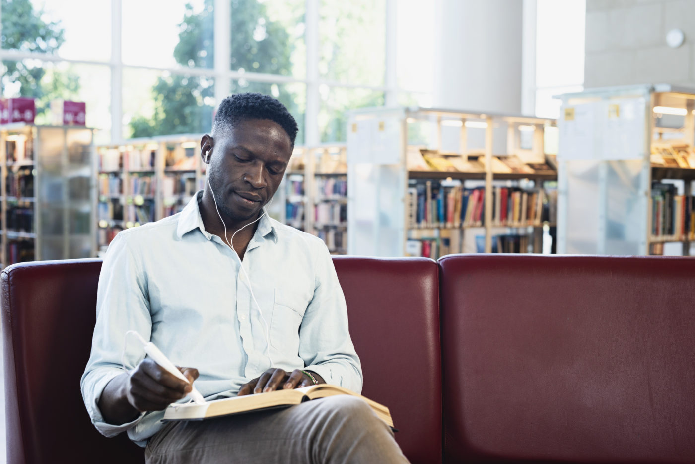 Picture of someone using a scanning pen